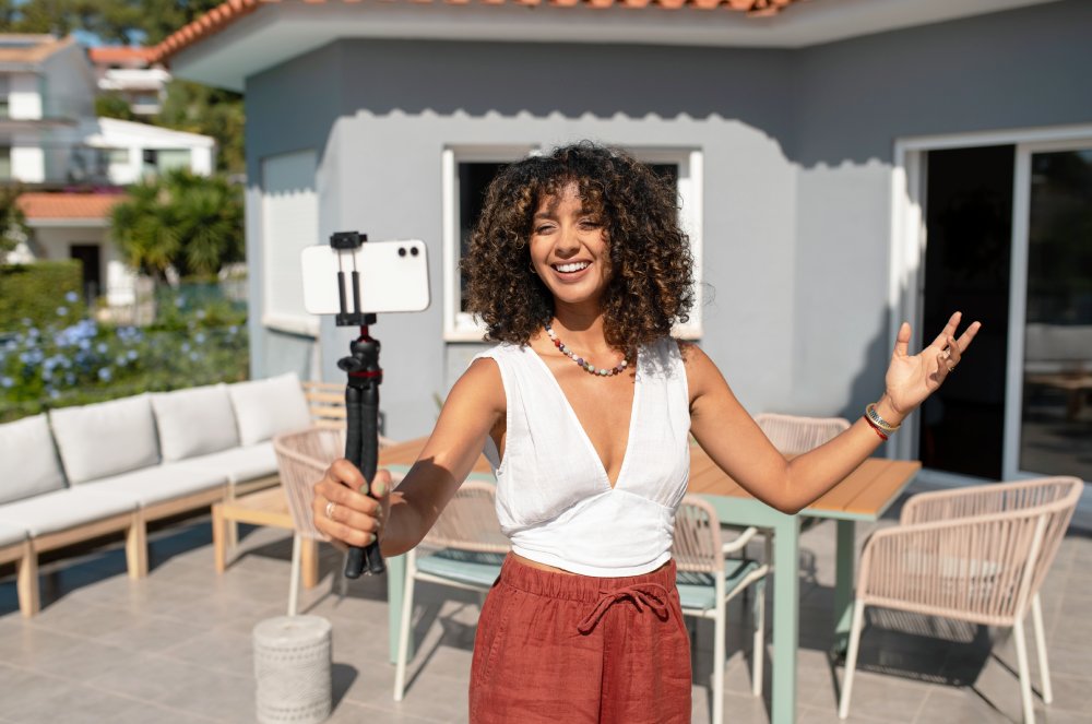 De influenciadores a empreendedores: especialista explica como brasileiros usam a internet para alcançar independência